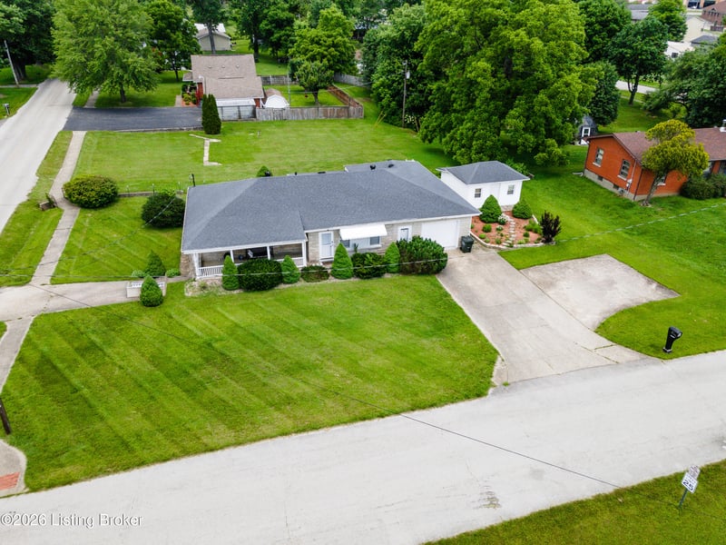 828 W Elm Rd, Radcliff, KY 40160