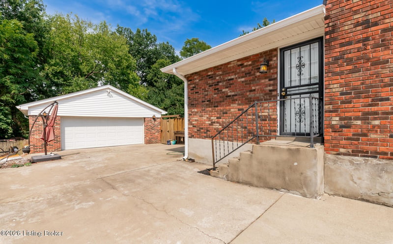 8300 Twisted Pine Rd, Louisville, KY 40219