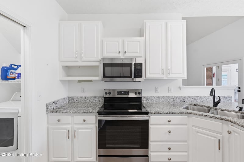 8302 Dravo Cir, Louisville, KY 40220