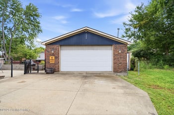 8305 Olive Hill Ct, Louisville, KY 40228
