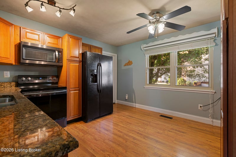 8401 Silver Fox Rd, Louisville, KY 40291