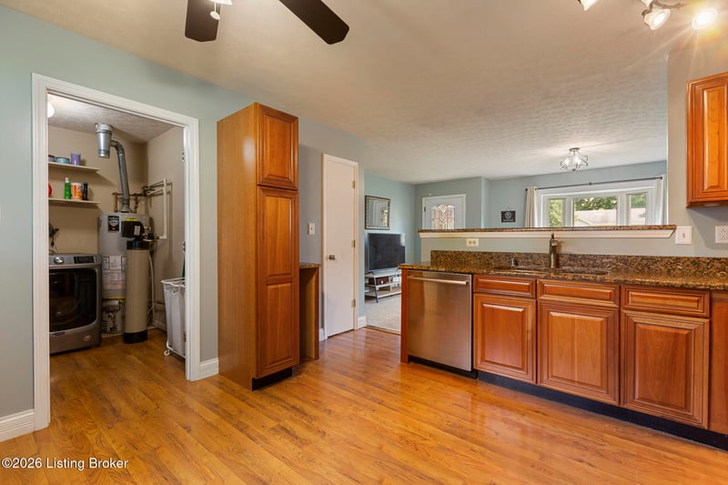 8401 Silver Fox Rd, Louisville, KY 40291