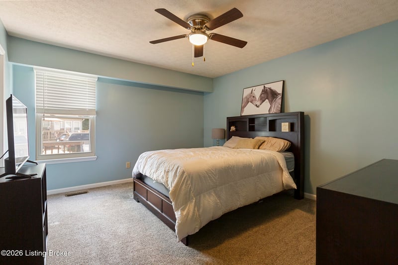 8401 Silver Fox Rd, Louisville, KY 40291