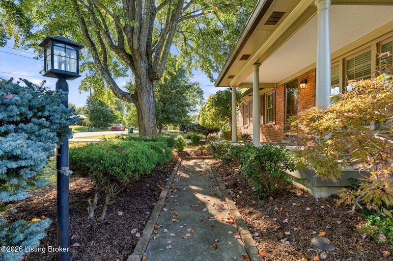 8402 Michael Ray Dr, Louisville, KY 40219