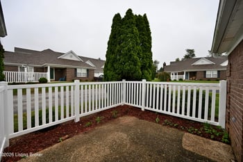 8406 Eagle Creek Dr, Lyndon, KY 40222