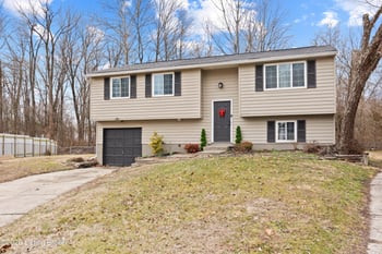 8412 Calm Ln, Louisville, KY 40219