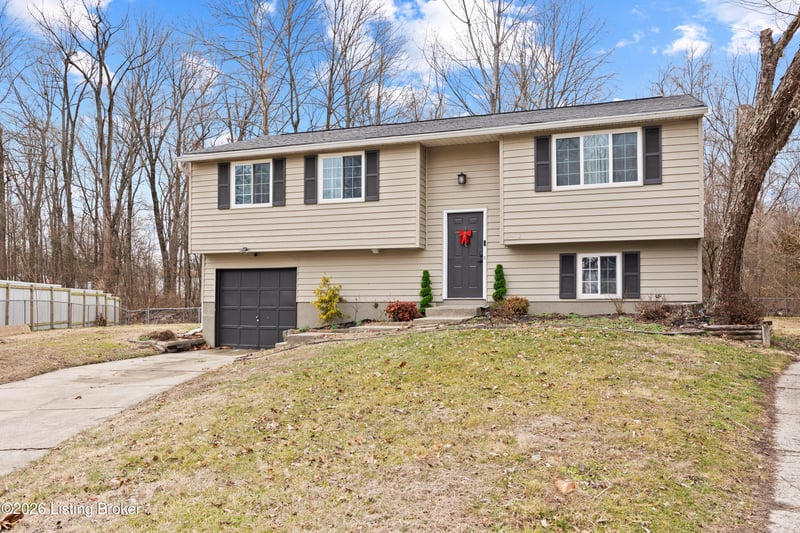 8412 Calm Ln, Louisville, KY 40219