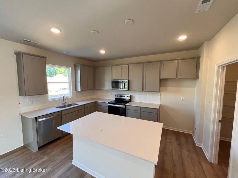 8413 Hollis View Way, Louisville, KY 40214