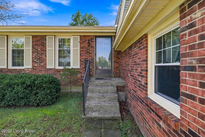 8516 Laverne Dr, Jeffersontown, KY 40299