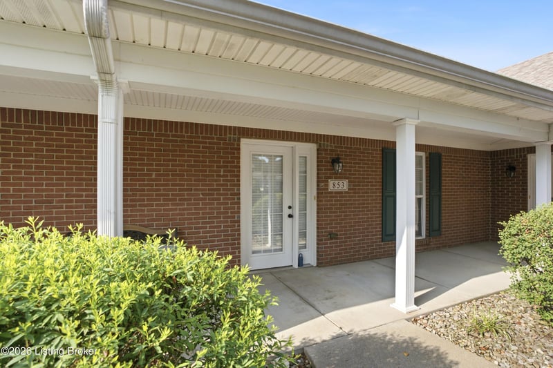 853 Garden Pointe Dr, Simpsonville, KY 40067