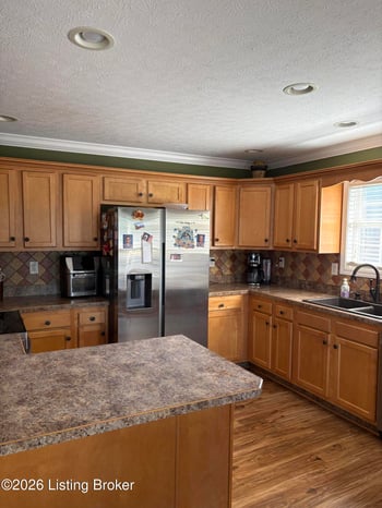 853 Shady Brook Ln, Louisville, KY 40229