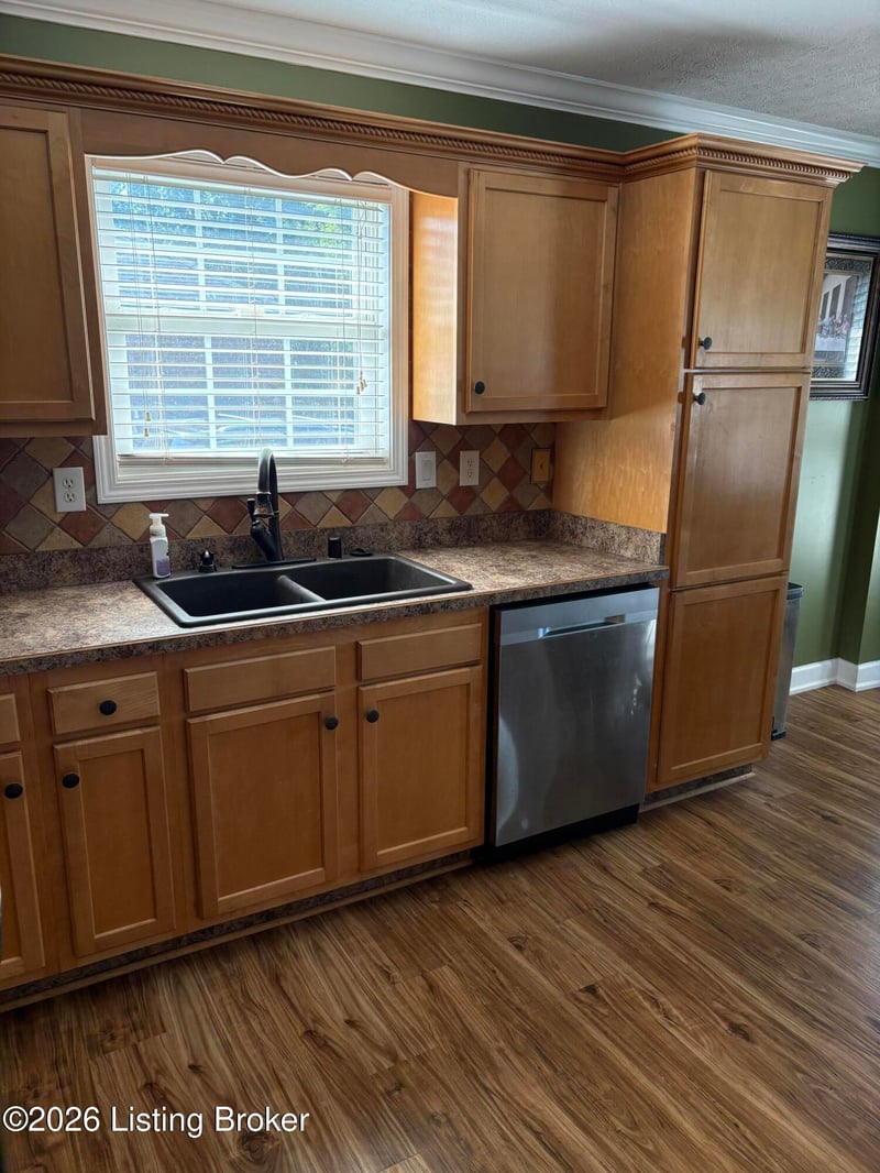 853 Shady Brook Ln, Louisville, KY 40229