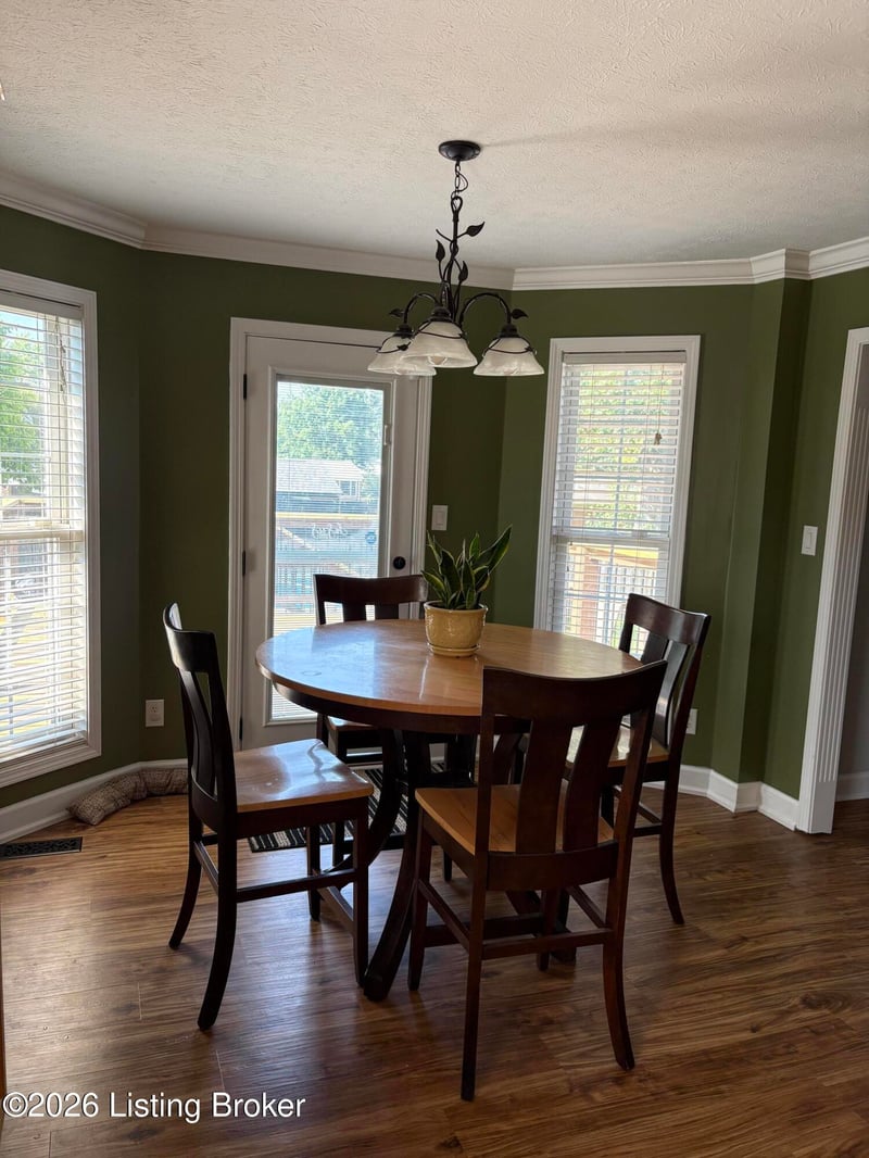 853 Shady Brook Ln, Louisville, KY 40229
