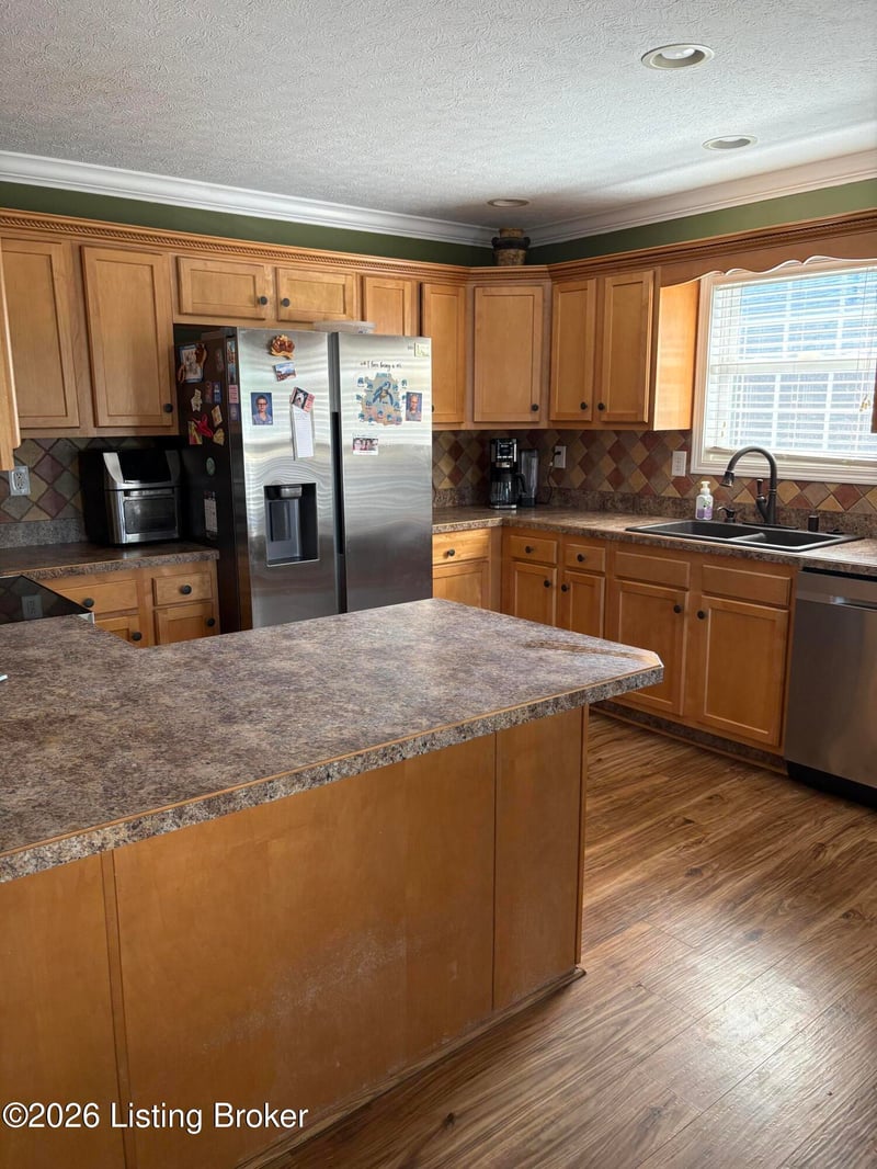853 Shady Brook Ln, Louisville, KY 40229