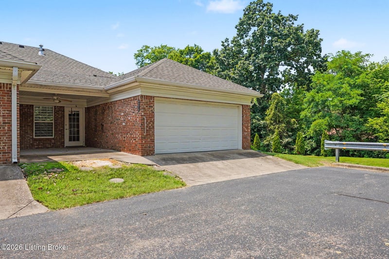 8537 Applegate Village Dr, Louisville, KY 40219