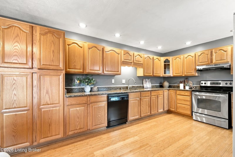 8600 Chipstone Ct, Louisville, KY 40299