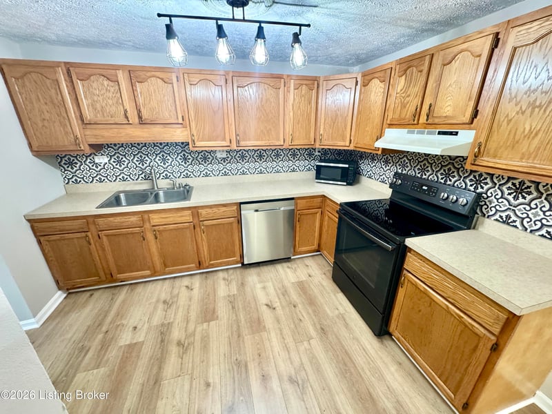 8600 Montrie Ct, Louisville, KY 40219