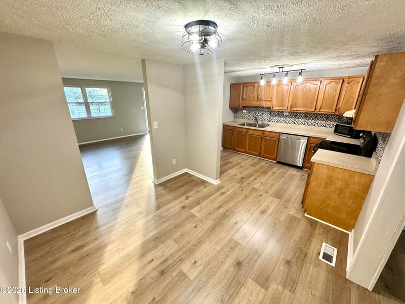 8600 Montrie Ct, Louisville, KY 40219