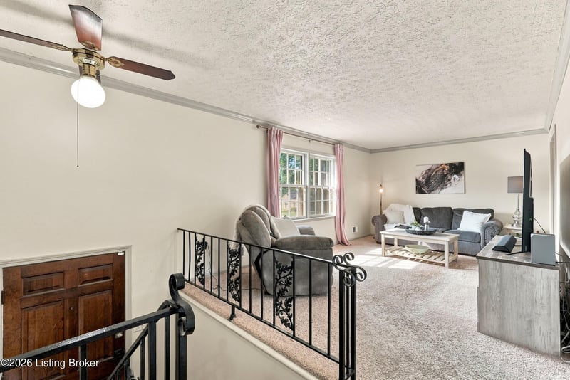 8601 Gainsborough Dr, Louisville, KY 40291