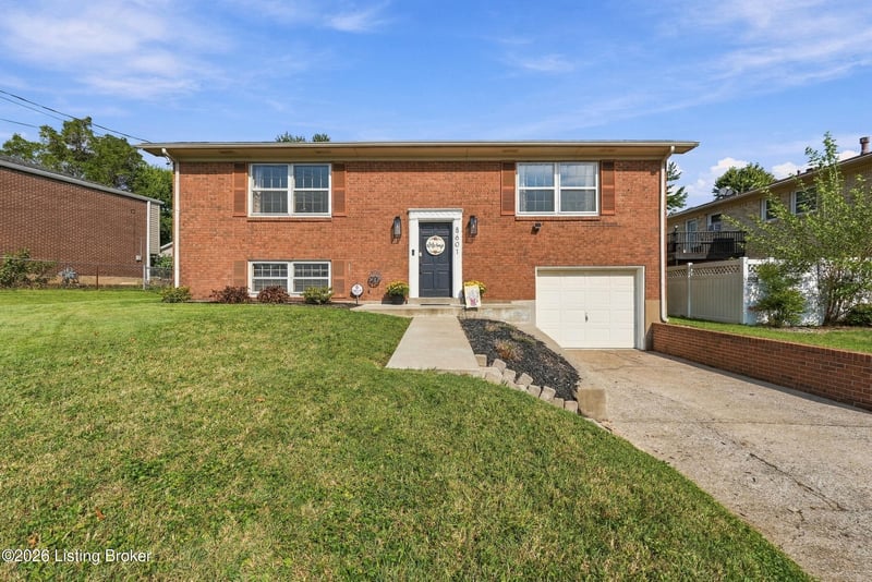 8601 Gainsborough Dr, Louisville, KY 40291