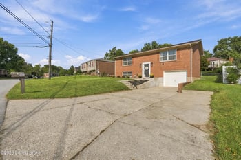 8601 Gainsborough Dr, Louisville, KY 40291