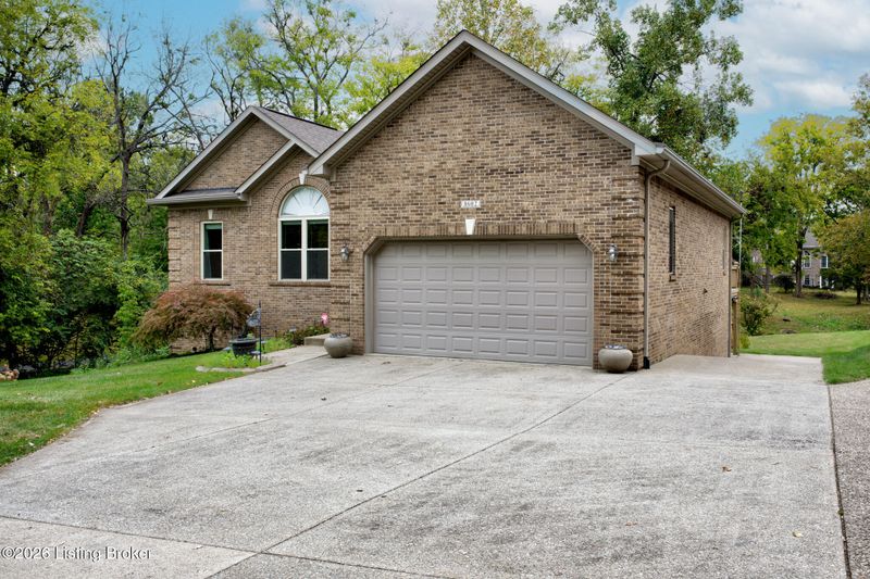 8602 Hudson Ln, Louisville, KY 40291