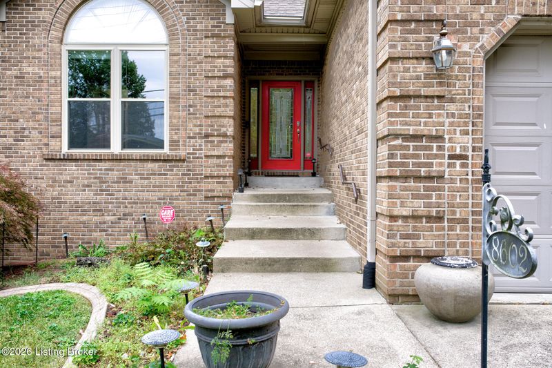 8602 Hudson Ln, Louisville, KY 40291