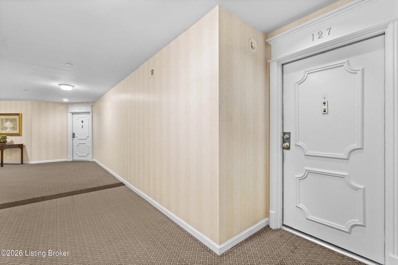 8605 Shelbyville Rd #127, Louisville, KY 40222