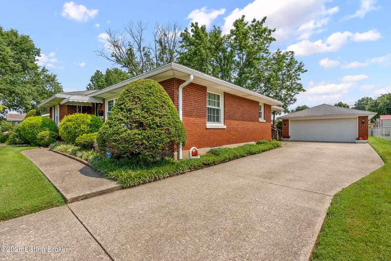 8605 Smithton Rd, Louisville, KY 40219