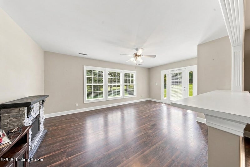 8621 Applegate Village Dr, Louisville, KY 40219
