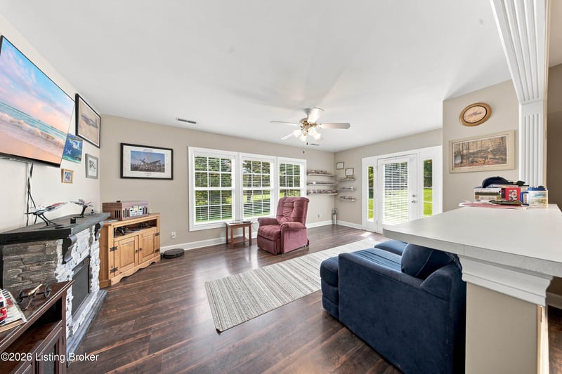 8621 Applegate Village Dr, Louisville, KY 40219