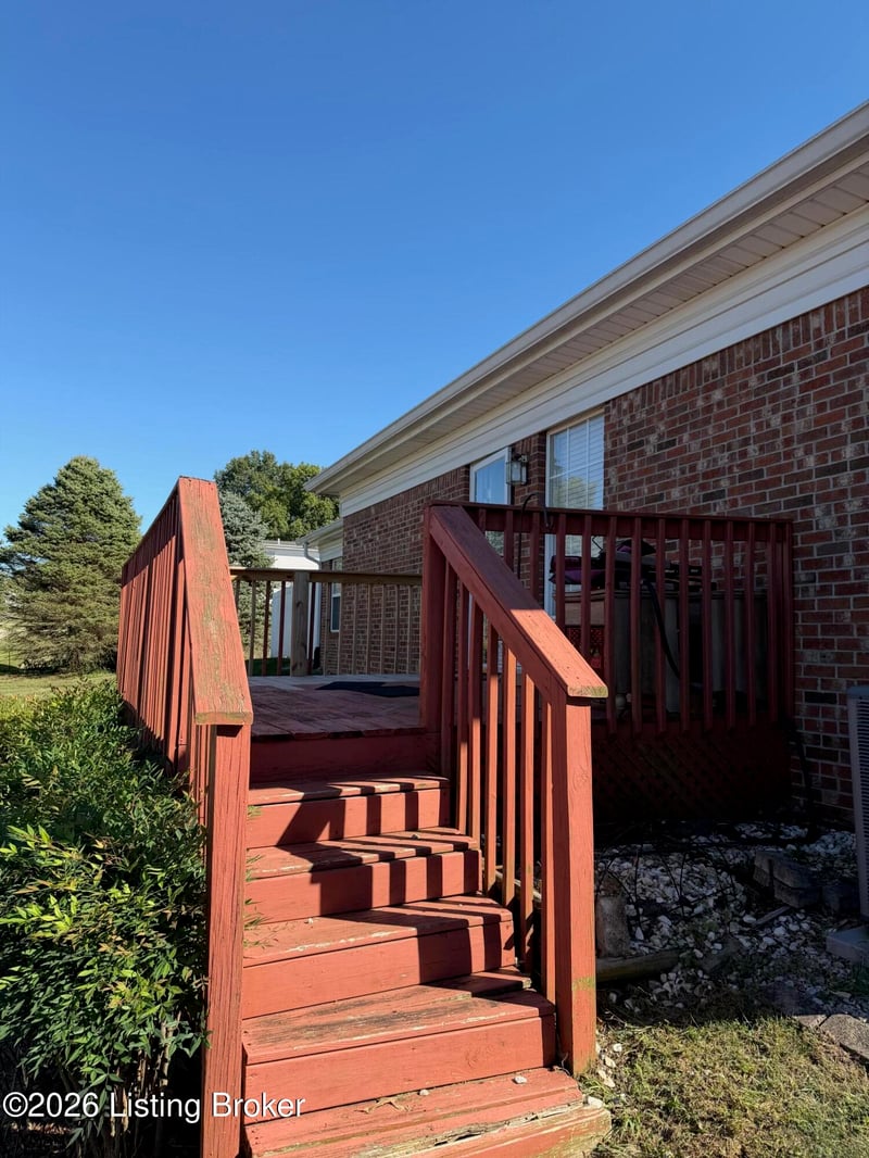 8625 Applegate Village Dr, Louisville, KY 40219