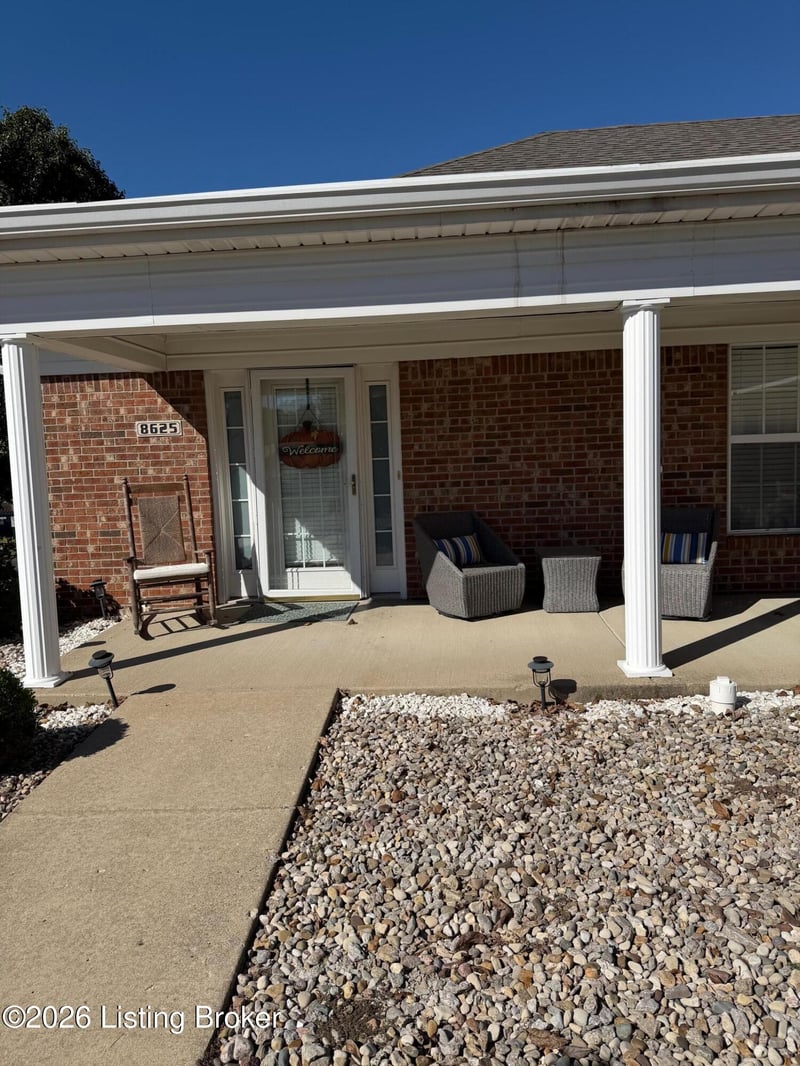 8625 Applegate Village Dr, Louisville, KY 40219