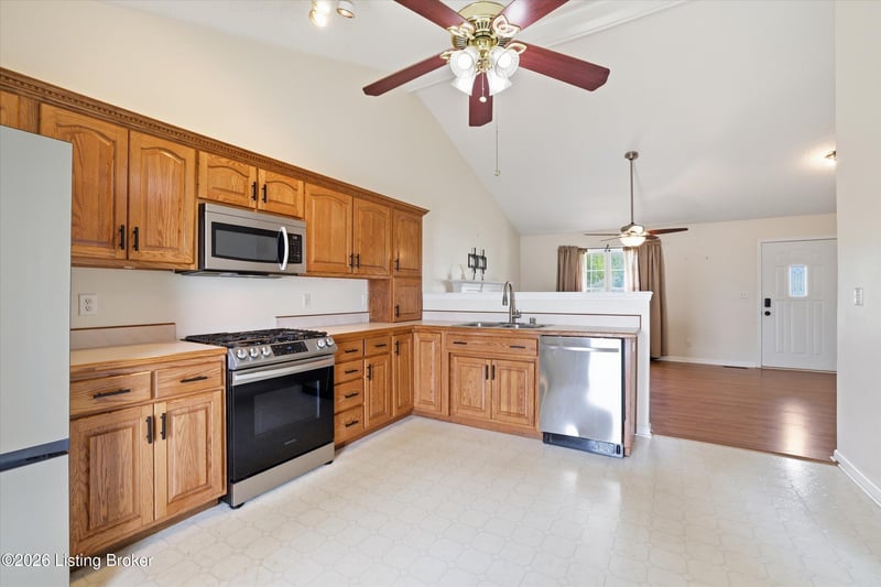 8702 Vision Pl, Louisville, KY 40229