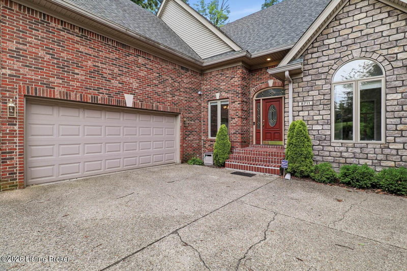 8711 Kings Lynn Ln, Louisville, KY 40220
