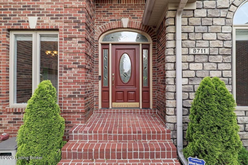 8711 Kings Lynn Ln, Louisville, KY 40220