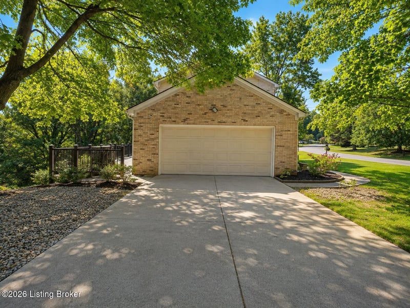8800 Cranborne Ct, Louisville, KY 40241