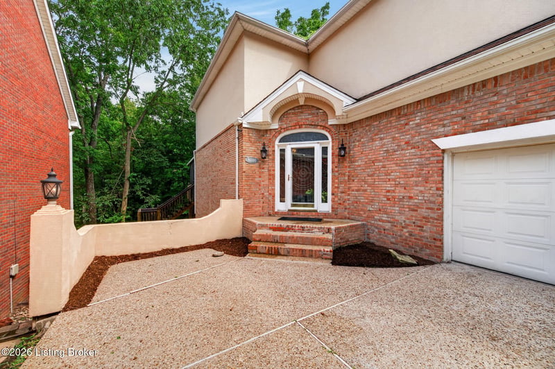 8800 Wooded Trail Ct, Louisville, KY 40220