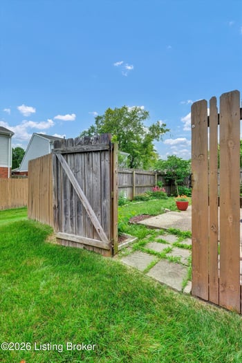 8802 Doe Run Ct, Louisville, KY 40242