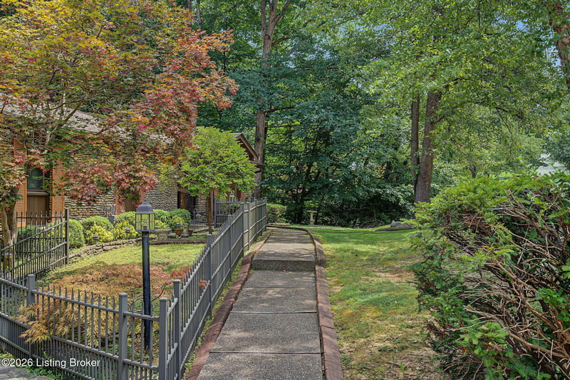 8819 Mountain Brook Dr, Louisville, KY 40272