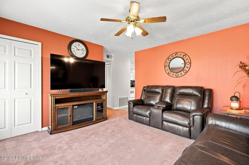 8901 Lantana Dr, Louisville, KY 40229
