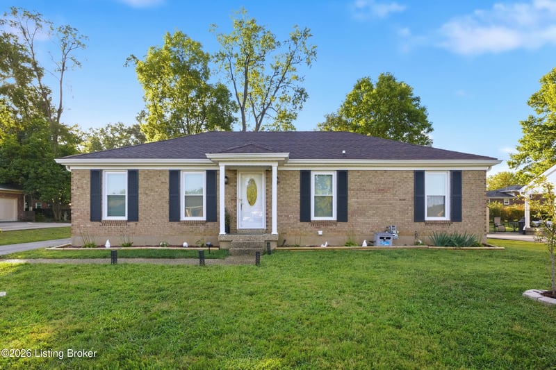 8902 Wooded Glen Rd, Louisville, KY 40220