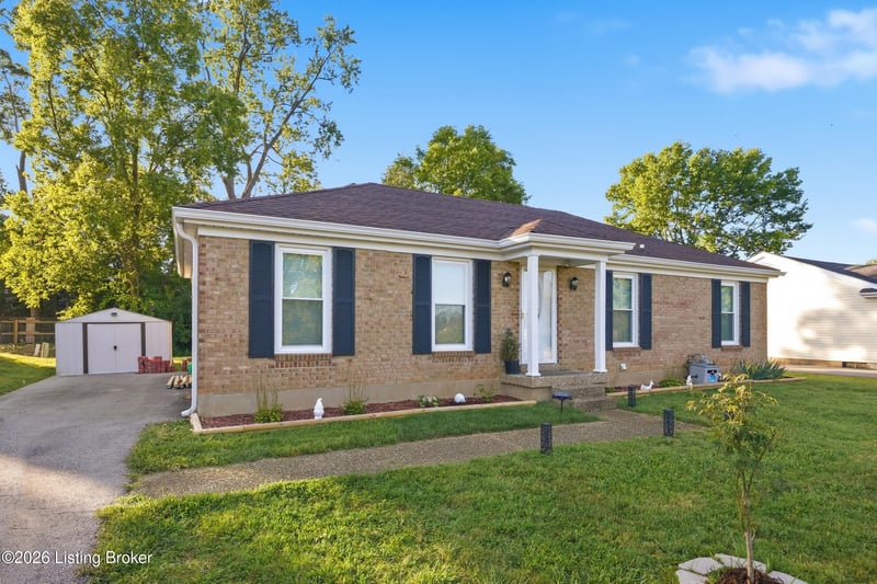 8902 Wooded Glen Rd, Louisville, KY 40220