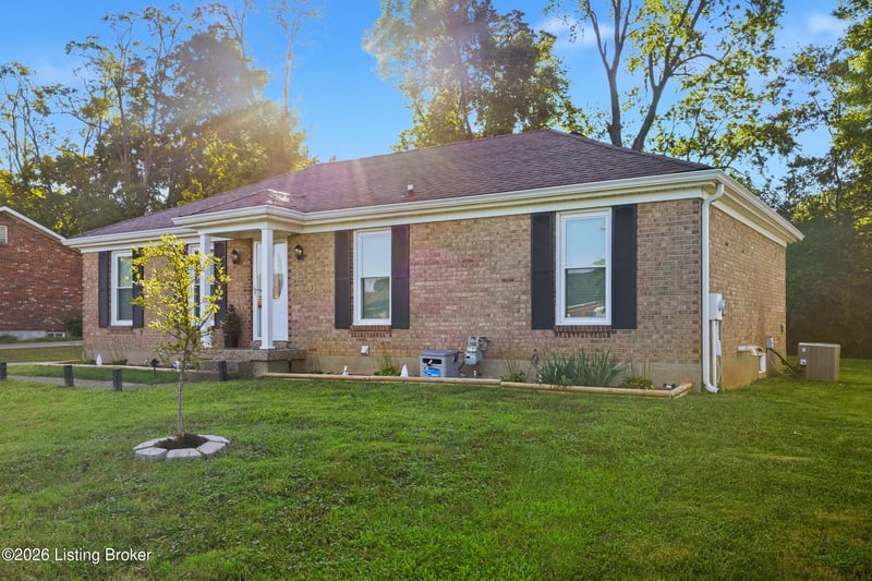8902 Wooded Glen Rd, Louisville, KY 40220