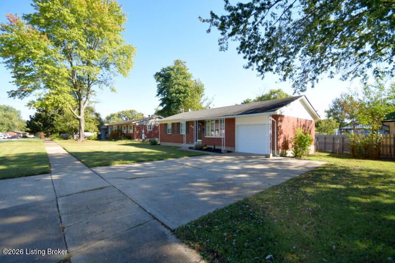 8905 Bluebell Dr, Louisville, KY 40219