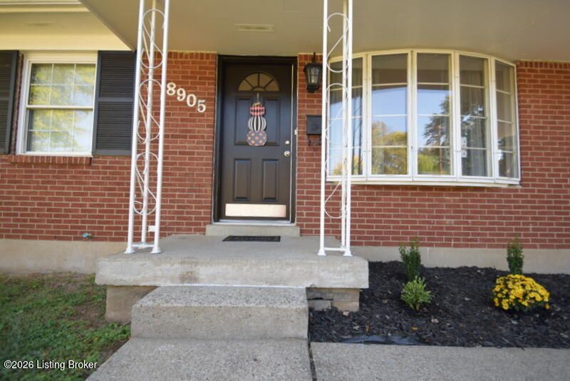 8905 Bluebell Dr, Louisville, KY 40219