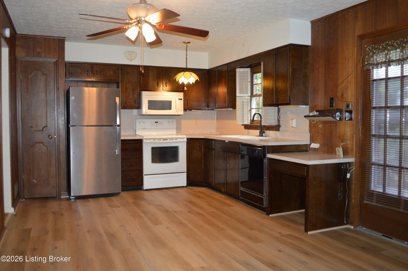 8905 Largo Ct, Jeffersontown, KY 40299