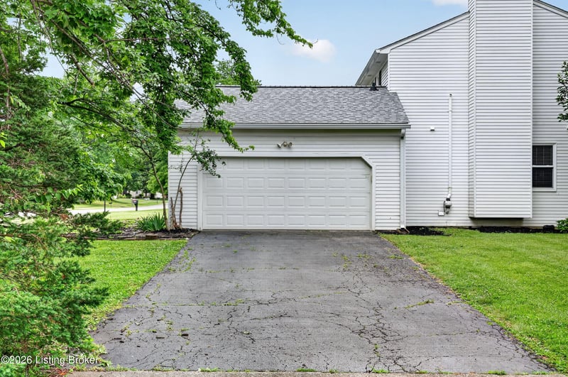 8905 Wooded Glen Rd, Louisville, KY 40220
