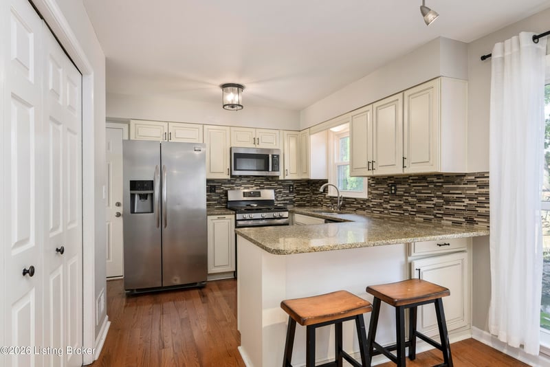 8909 Duxbury Rd, Louisville, KY 40242