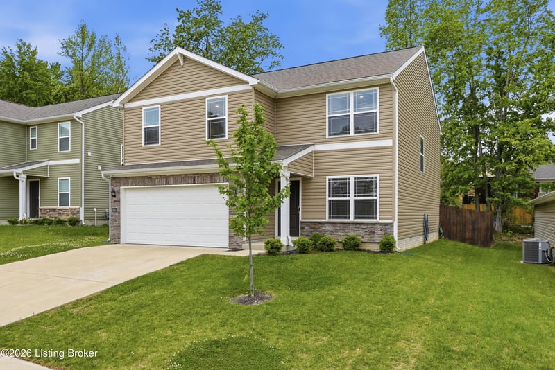 8990 Auburn Woods Rd, Louisville, KY 40214